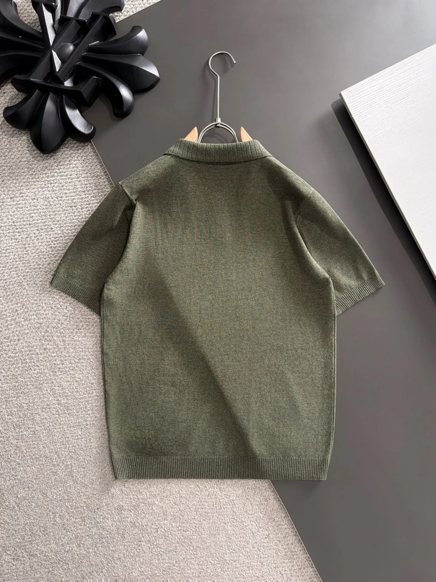 Next day shipment LP high quality Loro Piana 26ss New Arrival men's short-sleeved T-shirt Made of combed cotton yarn knitted cotton fabric, no pressure when entering and exiting the counter Exclusive control of raw materials It feels substantial when weighed, and the upper body is more textured than ordinary T-shirts. This texture can cope with the weather easily and is suitable for both hot and cold! Loose fit design, looks noble. The only correct version is available Size: M to XXXL